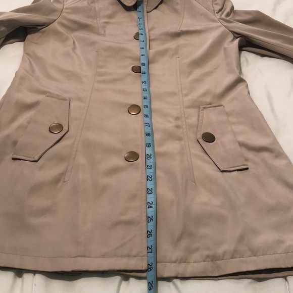 Peck & Peck Collection beige snap button coat with animal print inside - Picture 5 of 14